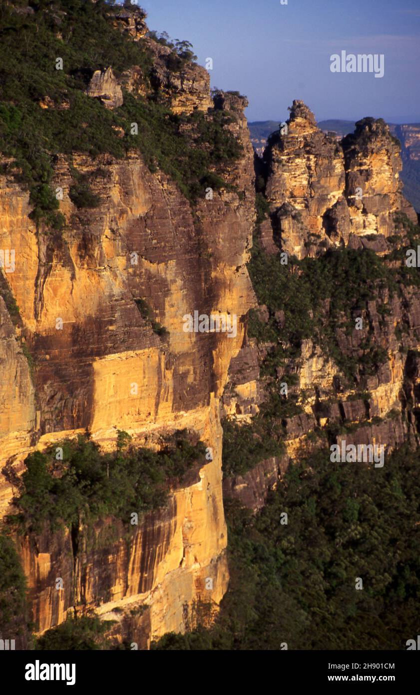DIE DREI SCHWESTERN FELSFORMATIONEN, DIE DAS JAMIESON-TAL IN DEN BLAUEN BERGEN, NEW SOUTH WALES, AUSTRALIEN, ÜBERBLICKEN. Stockfoto