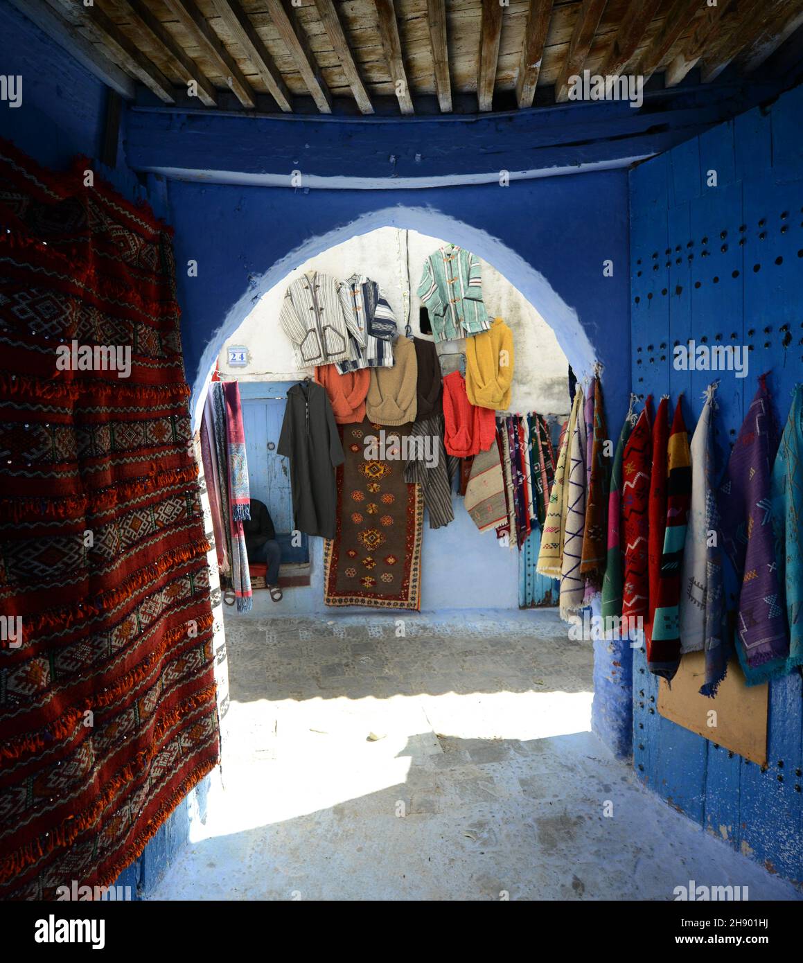 Traditionelle marokkanische Souvenirs, die von Geschäften in der alten Medina von Chefchaouen, Marokko, verkauft werden. Stockfoto