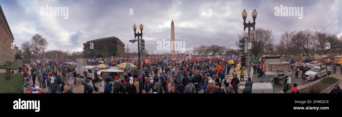 6th 2021. Januar: Trump-Anhänger marschieren nach der Teilnahme an der Rallye Save America zum US-Kapitol, zur gleichen Zeit, zu der der Aufstand des Kapitols beginnt. Washington DC USA Stockfoto