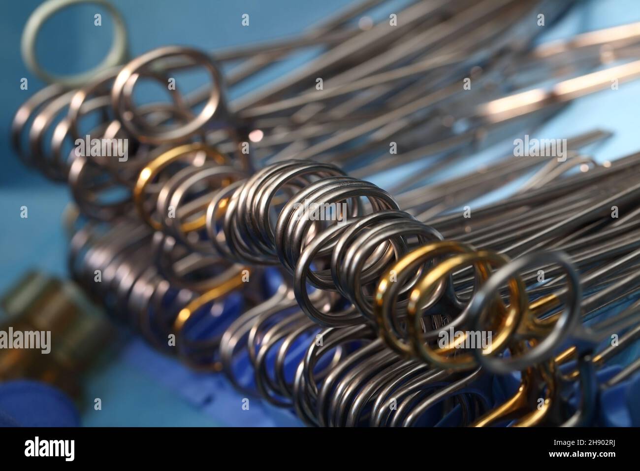 Chirurgische Werkzeuge auf dem sterilen Tisch bereit für den Operationsprozess. Stockfoto