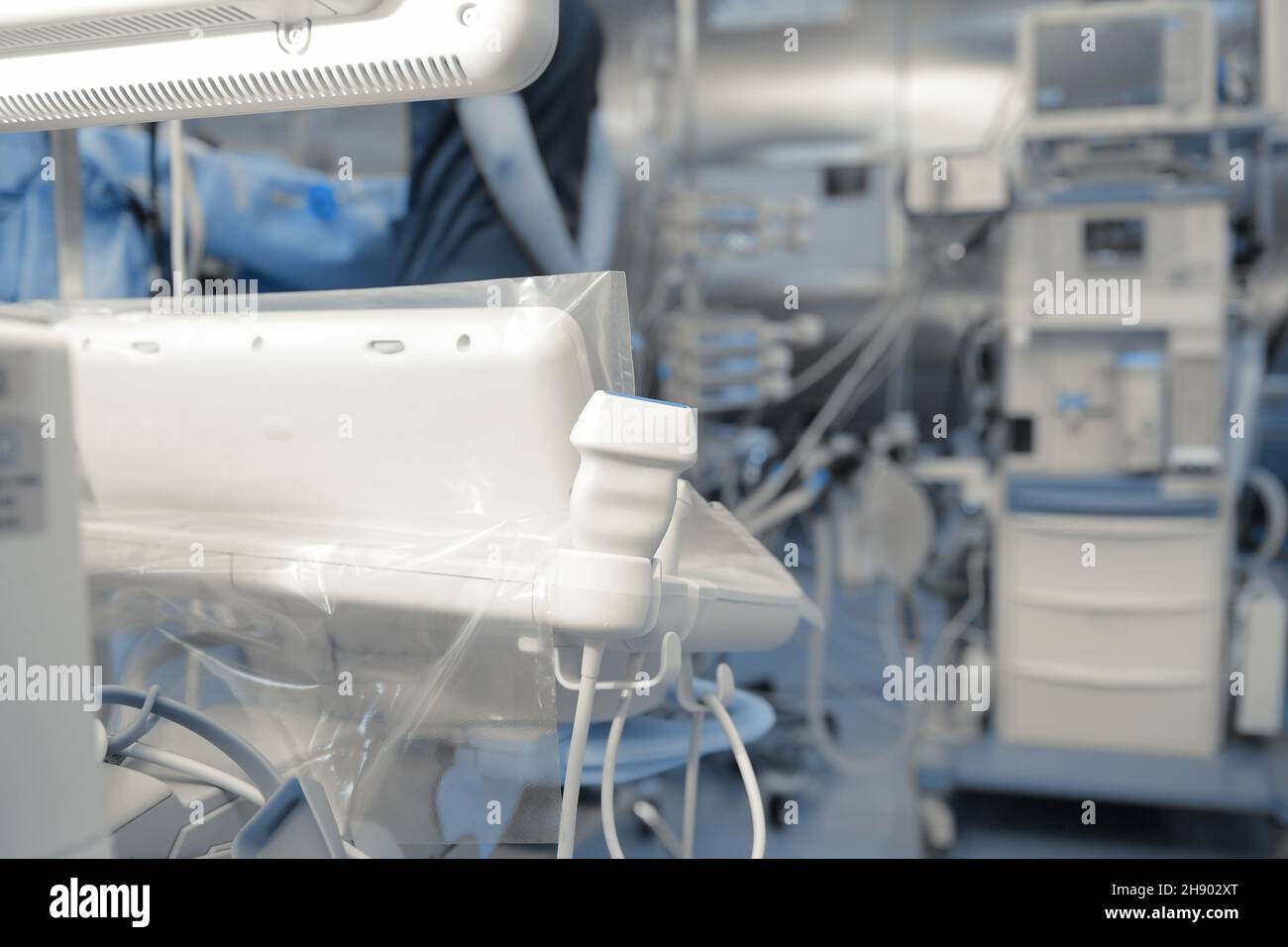 Sensor des Ultraschallgeräts im medizinischen Raum, gefüllt mit allen möglichen medizinischen Geräten Stockfoto