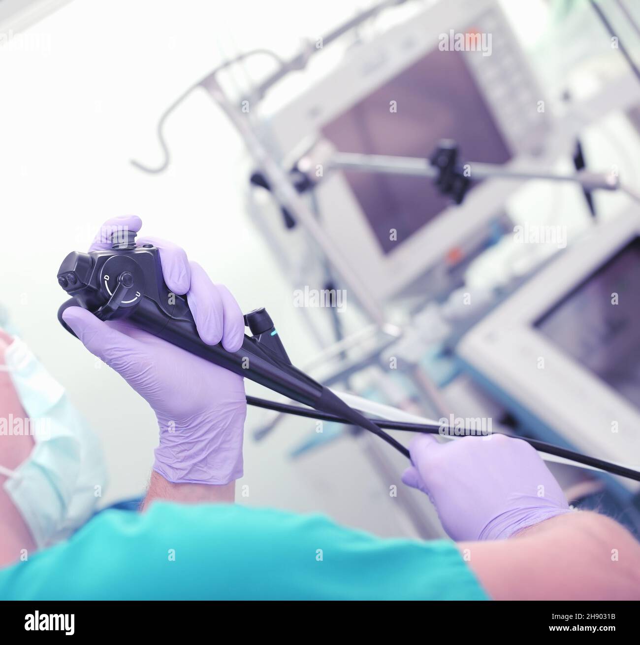 Arzt mit Endoskopiewerkzeug in den Händen während des Eingriffs. Stockfoto