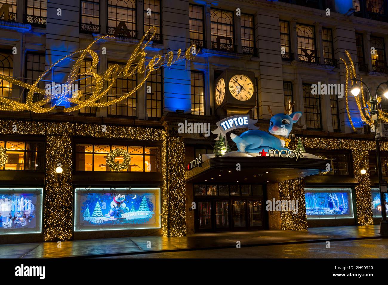 Macy's Herald Square ist das Flaggschiff des Kaufhauses Macy's zu Weihnachten. Blick vom Broadway. Manhattan, New York, USA, 2021 Stockfoto