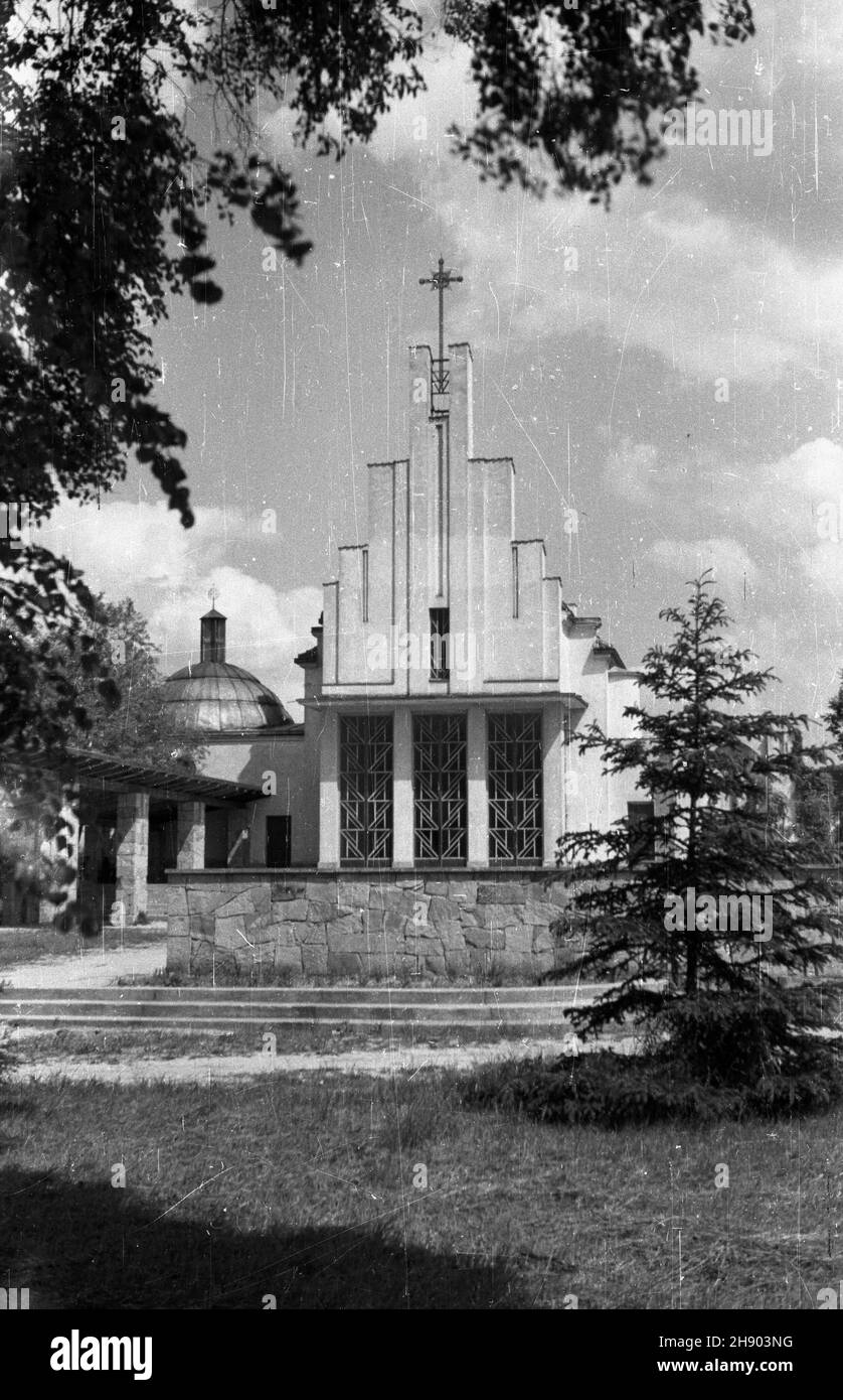 Podkowa Leœna, 1947. Koœció³ pw. œw. Krzysztofa. Dok³adny miesi¹c i dzieñ wydarzenia nieustalone. bk/ms PAP Podkowa Lesna, 1947. St. Christopher Church. bk/ms PAP Stockfoto