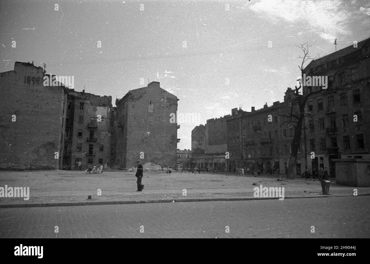 Warszawa, 1947. Plac przy ulicy Jagielloñskiej (na placu w latach 1948-1949 wybudowano kino Praha), z prawej ulica Stefana Okrzei. wb/gr PAP Dok³adny miesi¹c i dzieñ wydarzenia nieustalone. Warschau, 1947. Ein Platz in der Jagiellonska Straße (das Kino Praha wurde hier in 1948-1949 gebaut), auf der rechten Seite Stefana Okrzei Straße. wb/gr PAP Stockfoto