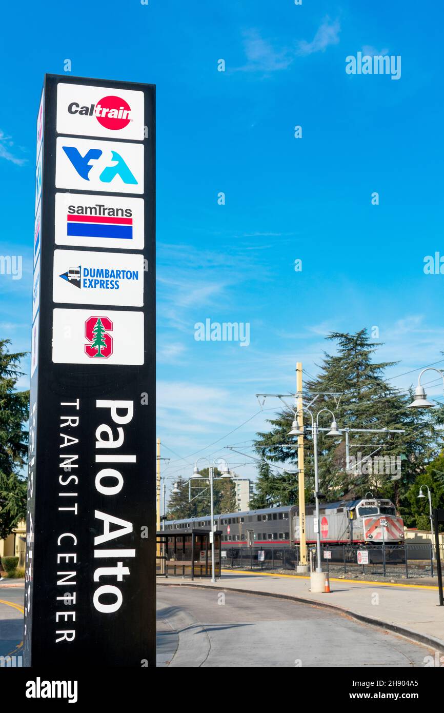Beschilderung zum Palo Alto Transit Center mit den Namen der öffentlichen Verkehrsmittel - SamTrans, Caltrain, VTA, Dumbarton Express - Palo Alto, Calif Stockfoto