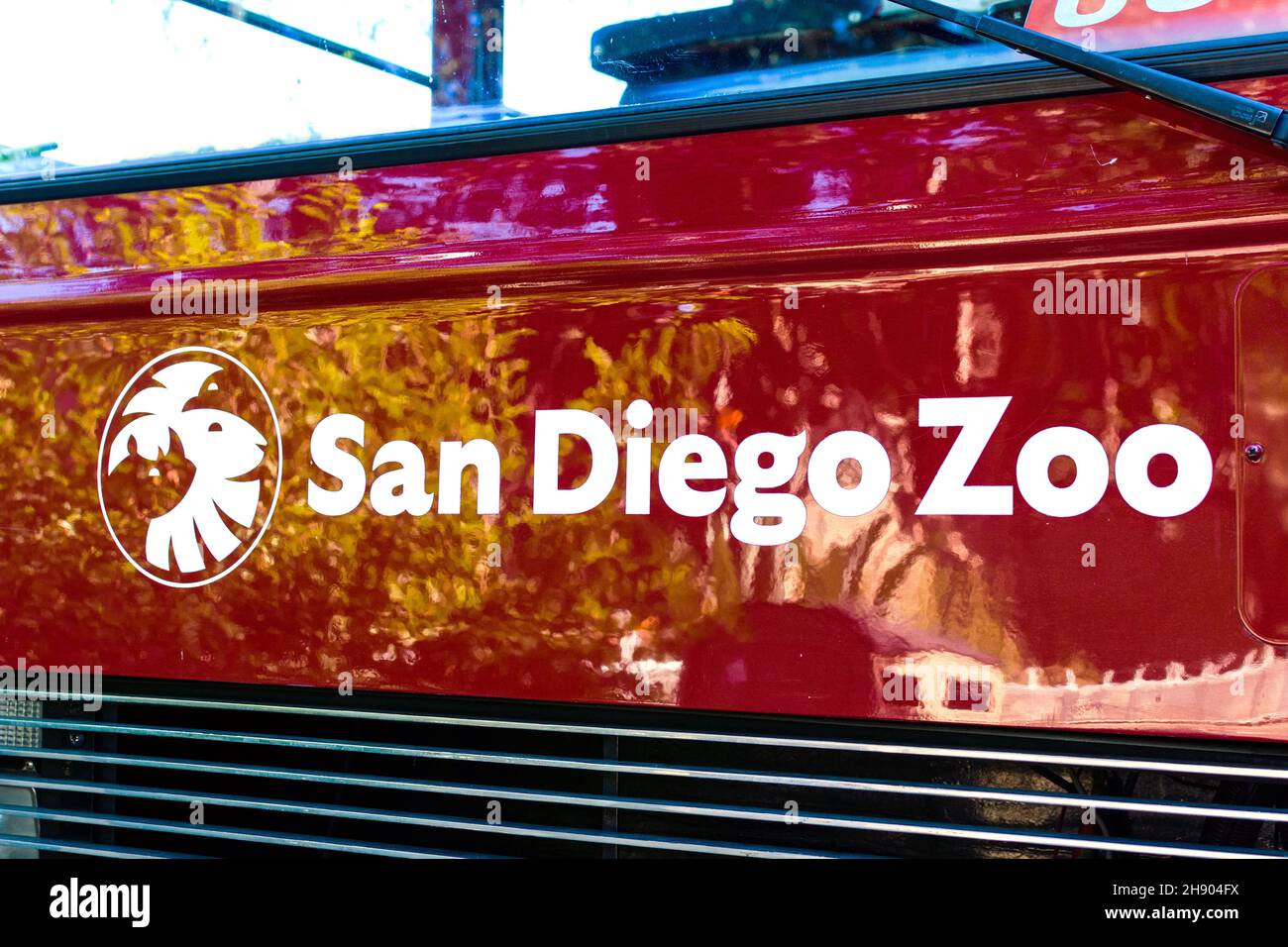 San Diego Zoo-Schild, Logo auf der Seite eines roten Reisebusses - San Diego, California, USA - 2021 Stockfoto