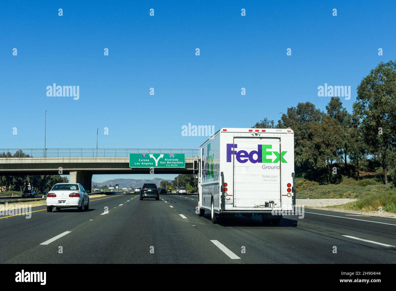 FedEx Bodenlieferwagen läuft auf der Autobahn - Los Angeles, Kalifornien, USA - 2021 Stockfoto