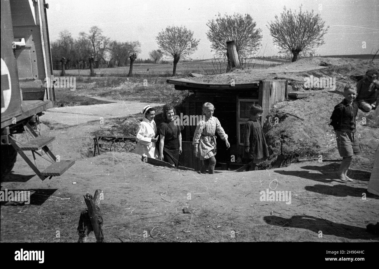 Polska, 1947. Wiosenna akcja pomocy najbiedniejszym Polskiego Czerwonego Krzy¿a na Kurpiach. NZ. Przed ziemiank¹ samochód z lekami. bb/gr PAP Dok³adny miesi¹c i dzieñ wydarzenia nieustalone. Polen, 1947. Das Rote Kreuz hilft den Armen im Frühjahr in der Region Kurpie, nordöstlich von Warschau. Bild: Ein Auto mit Medikamenten vor einer ausgegrabenen Wohnung. bb/gr PAP Stockfoto