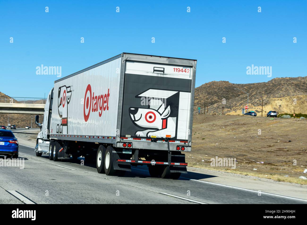 Ziellieferung Sattelschlepper fährt auf Autobahn - Los Angeles, Kalifornien, USA - 2021 Stockfoto