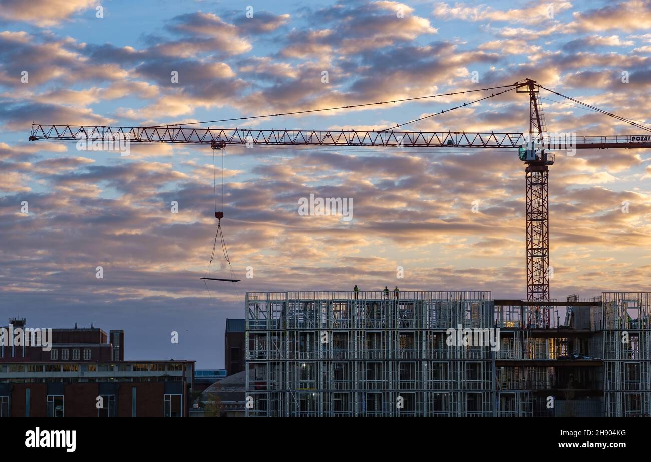NEW ORLEANS, LA, USA - 24. NOVEMBER 2021: Aktivität beim Bauprojekt bei Sonnenuntergang auf dem Campus der Tulane University Stockfoto