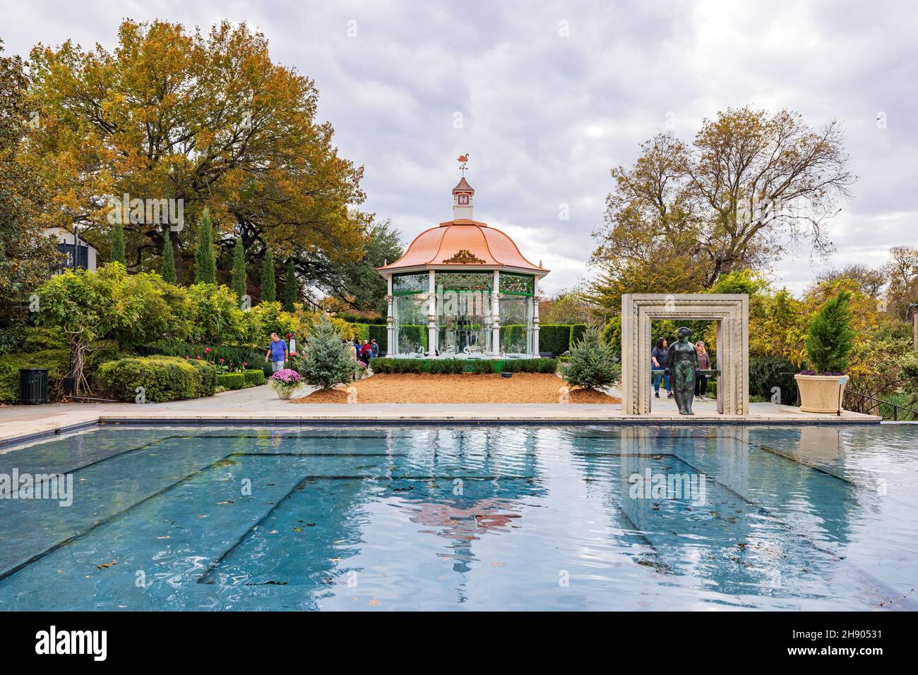 Dallas, 24 2021. NOVEMBER, bedeckter Blick auf die 12 Tage der Weihnachtsausstellung im Dallas Arboretum und im Botanischen Garten Stockfoto