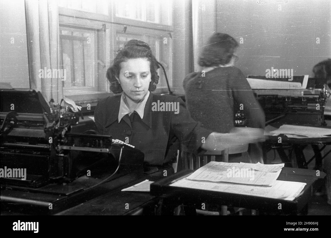 Polska, 1947. Biuro instytucji finansowej. NZ. Pracownice przy maszynach licz¹cych marki Astra. bb PAP Dok³adny dzieñ wydarzenia nieustalony. Polen, 1947. Ein Finanzinstitut. Im Bild: Mitarbeiter bei Astra Rechenmaschinen. bb PAP Stockfoto