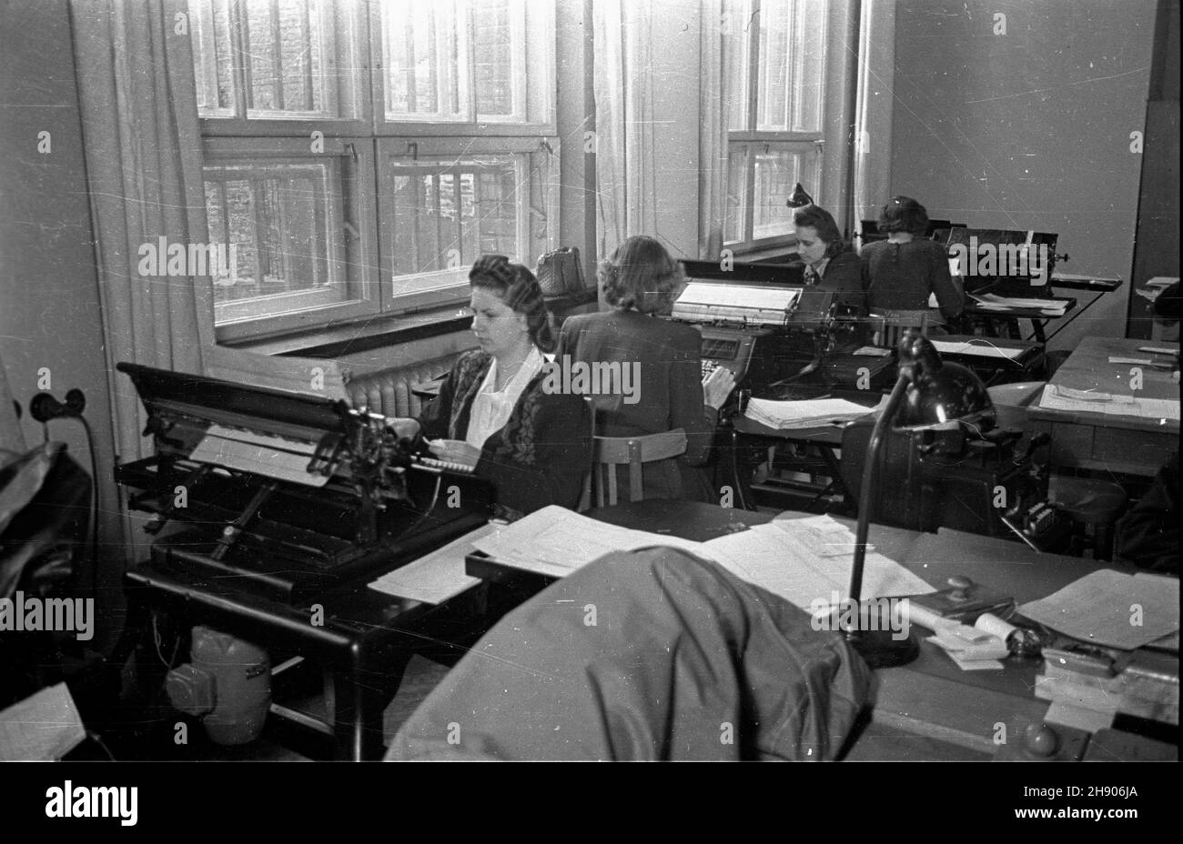 Polska, 1947. Biuro instytucji finansowej. NZ. Pracownice przy maszynach licz¹cych marki Astra. bb PAP Dok³adny dzieñ wydarzenia nieustalony. Polen, 1947. Ein Finanzinstitut. Im Bild: Mitarbeiter bei Astra Rechenmaschinen. bb PAP Stockfoto
