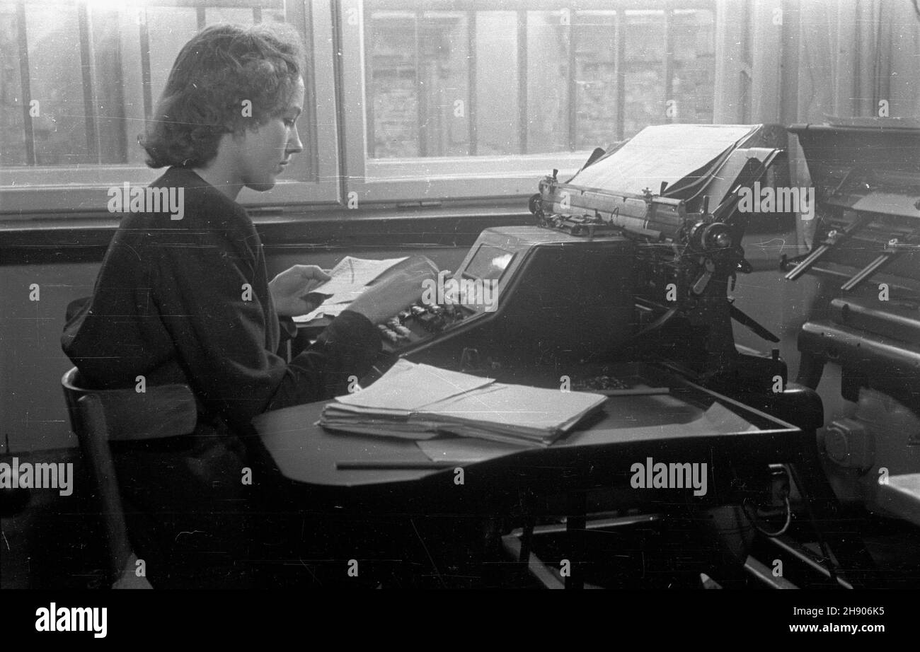 Polska, 1947. Biuro instytucji finansowej. NZ. Pracowica przy maszynie licz¹cej marki Astra. bb PAP Dok³adny miesi¹c i dzieñ wydarzenia nieustalone. Polen, 1947. Ein Finanzinstitut. Im Bild: Ein Mitarbeiter bei Astra Rechenmaschinen. bb PAP Stockfoto