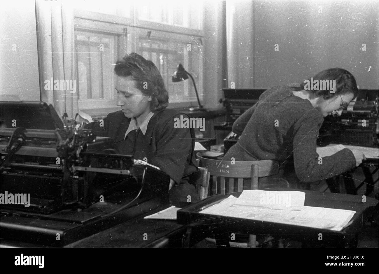 Polska, 1947. Biuro instytucji finansowej. NZ. Pracownice przy maszynach licz¹cych marki Astra. bb PAP Dok³adny dzieñ wydarzenia nieustalony. Polen, 1947. Ein Finanzinstitut. Im Bild: Mitarbeiter bei Astra Rechenmaschinen. bb PAP Stockfoto