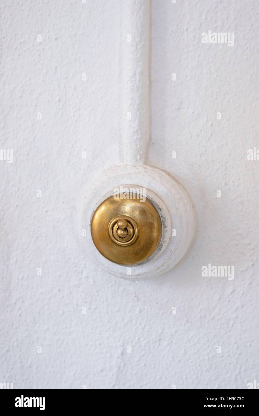 Vintage runde Form und goldene Farbe Lichtschalter an der weißen Wand Stockfoto