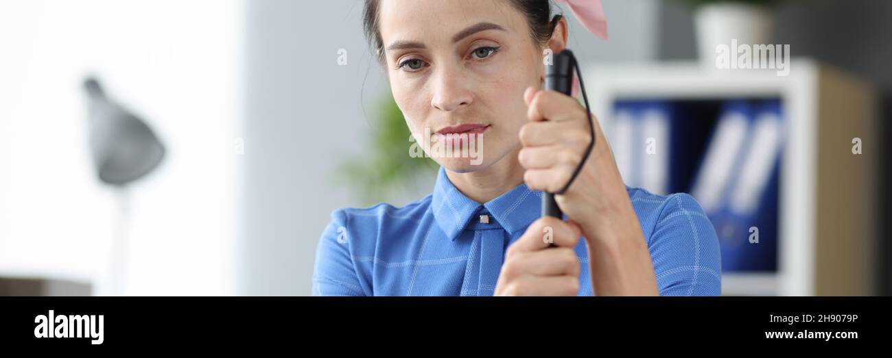 Blinde junge Frau mit Gehstock zu Hause Stockfoto