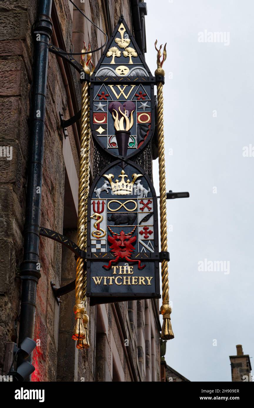 Edinburgh, Schottland - 20. Nov 2021: Das Schild für das Witchery Restaurant in Edinburgh. Stockfoto
