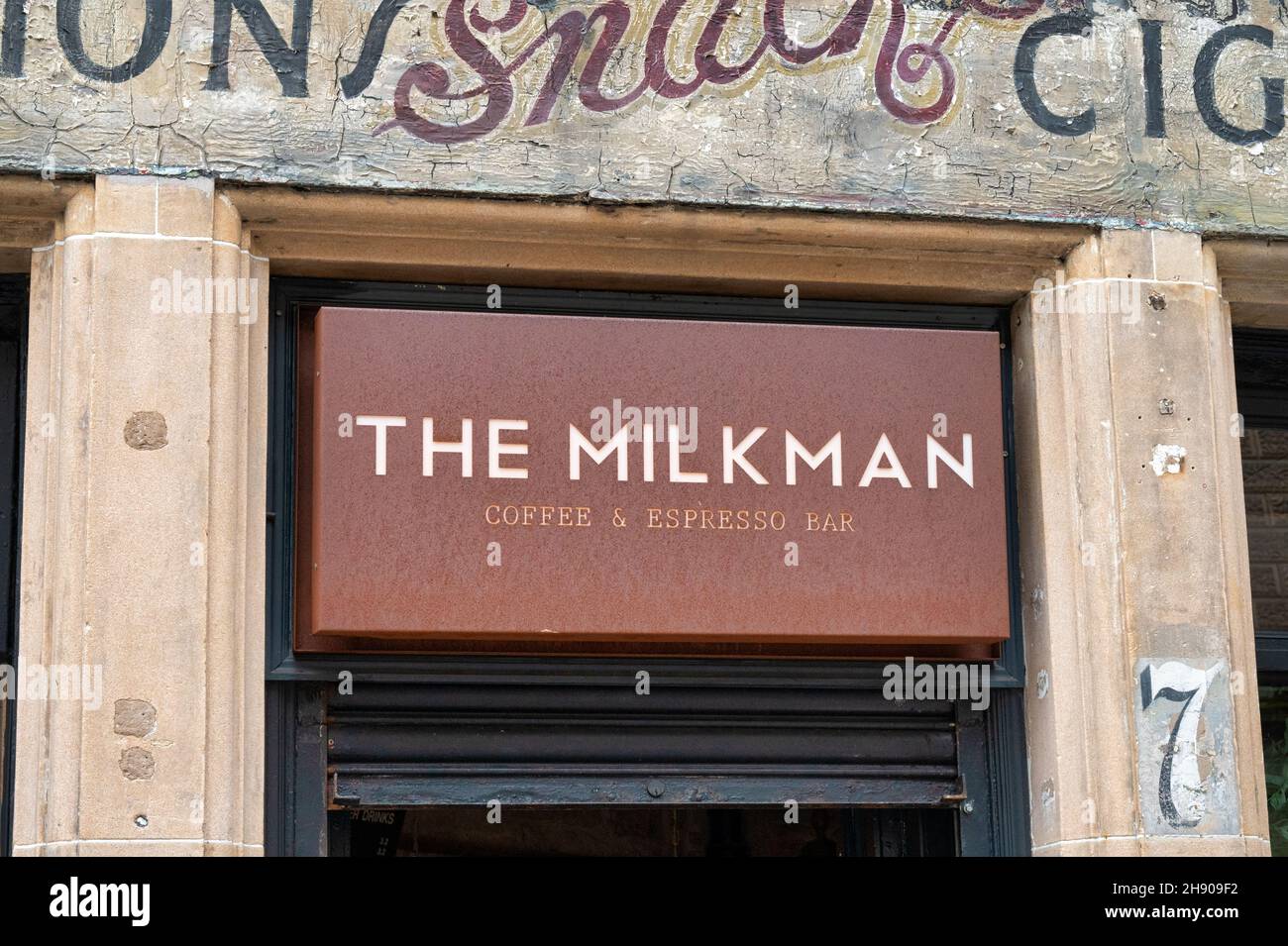 Edinburgh, Schottland - 20. Nov 2021: Die Vorderseite des Milkman Coffee Shops in Edinburgh. Stockfoto