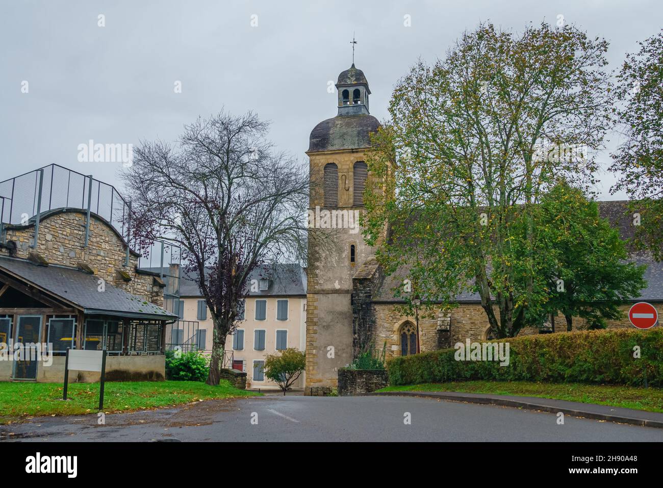Kirche von Saint-Germain-d'Auxerre Navarrenx. Francia octubre del 2021 Stockfoto