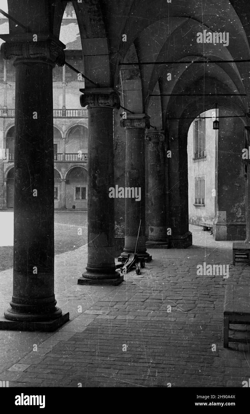 Kraków, 1947. Zamek Królewski na Wzgórzu Wawelskim. NZ. Renesansowy Dziedziniec Wielki z kruu¿gankami. mb/mgs PAP Dok³adny miesi¹c i dzieñ wydarzenia nieustalone. Krakau, 1947. Das königliche Schloss auf dem Wawel-Hügel. Im Bild: Der große Hof der Renaissance mit Galerien. bk/mgs PAP Stockfoto