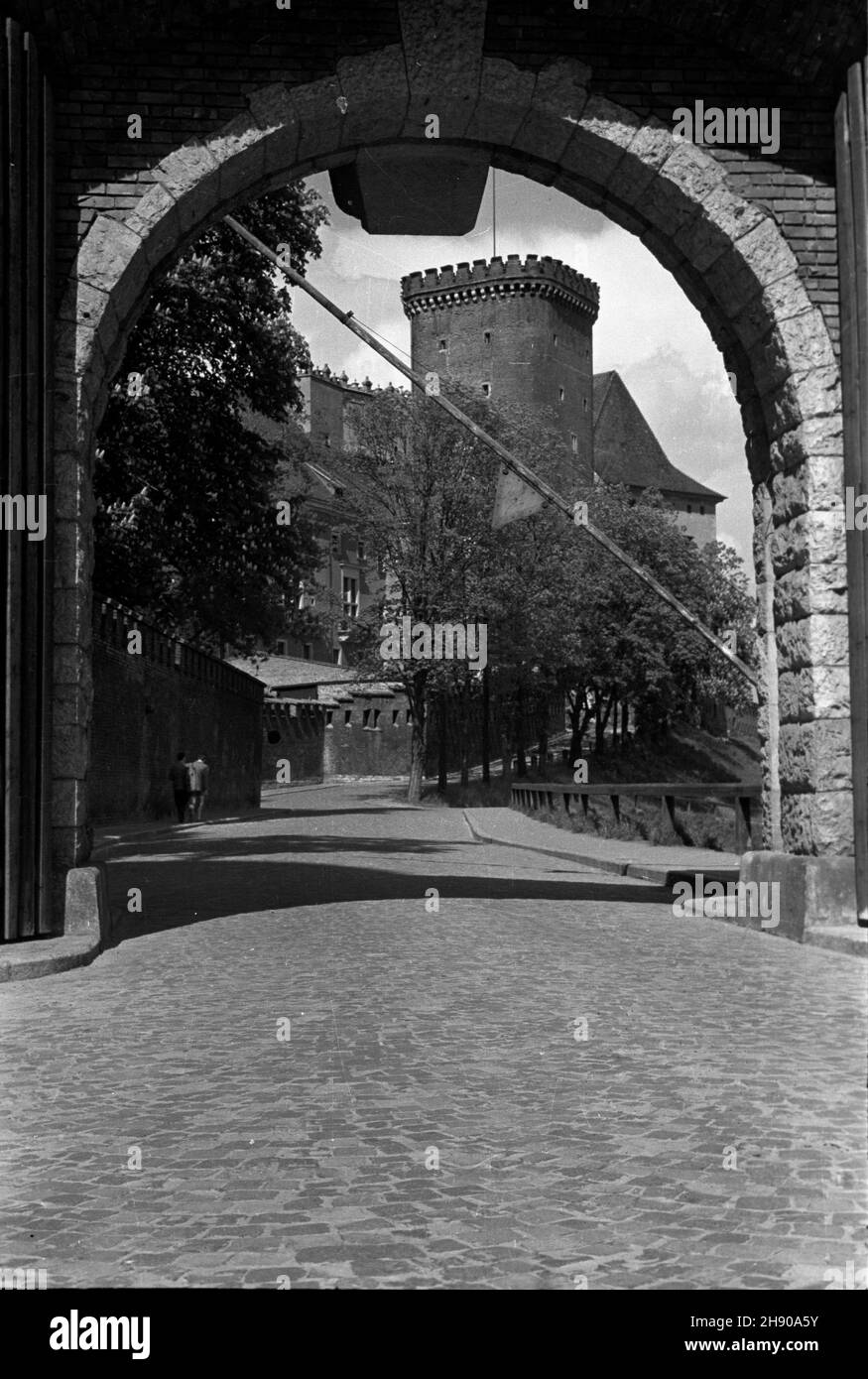 Kraków, 1947. Wzgórze Wawelskie. Brama Bernardyñska, zbudowana przez Niemców w 1940 r. w miejscu starszej, austriackiej z 1853 r. W ie gotycka, ceglana Baszta Senatorska, zwana Lubrank¹. Przebudowana w XIX wieku, nakryta dachem tzw. Krenela¿em. mb/mgs PAP Dok³adny miesi¹c i dzieñ wydarzenia nieustalone. Krakau, 1947. Der Wawel Hill. Das Bernardynska-Tor wurde 1940 von den Deutschen anstelle des älteren, österreichischen Tores erbaut, das 1853 erbaut wurde. Im Hintergrund der gotische Backstein Senatorska Turm. bk/mgs PAP Stockfoto