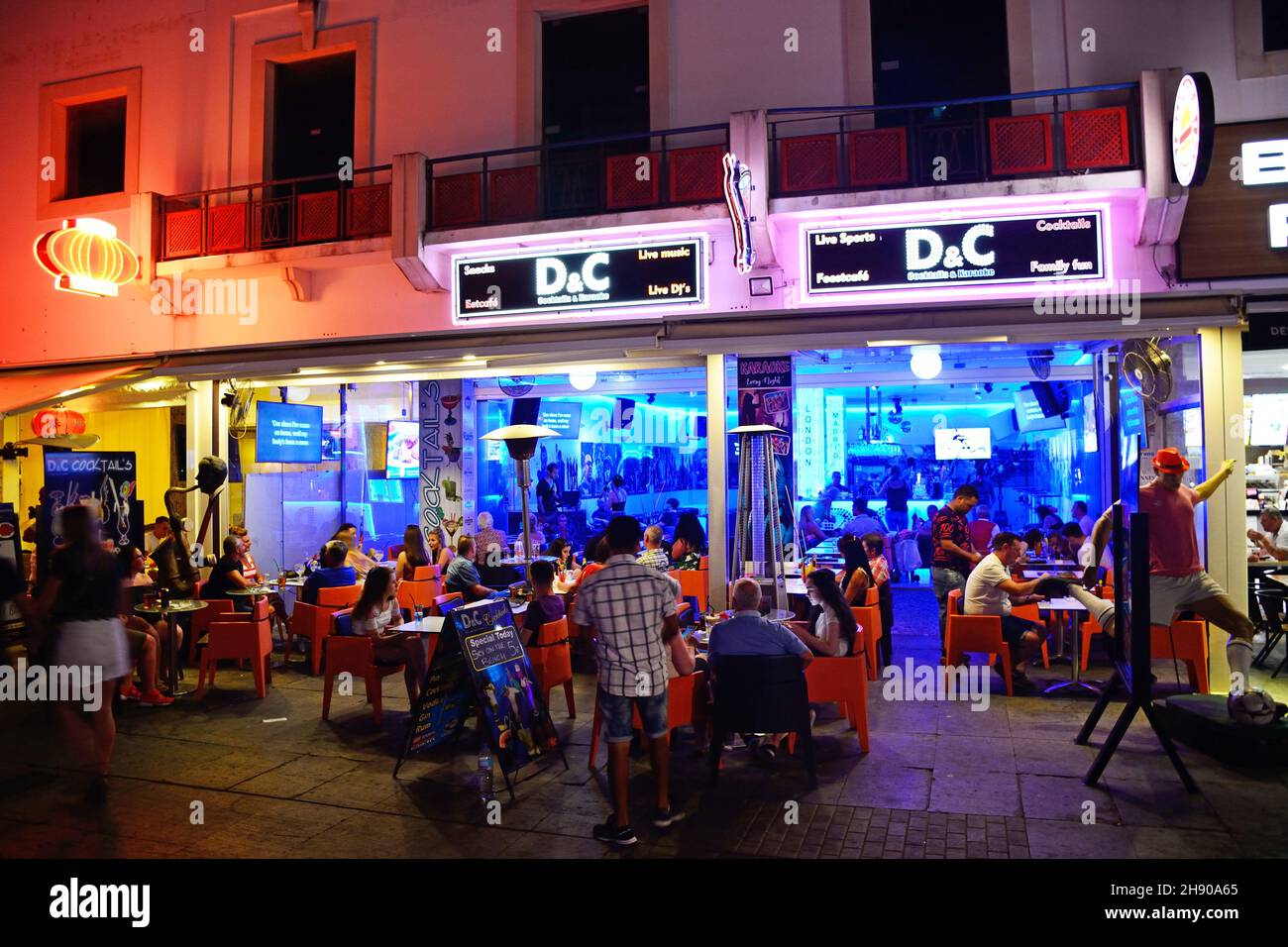 Touristen entspannen an der Bar in der Largo Duarte Pachero Platz in der Altstadt bei Nacht, Albufeira, Portugal, Europa. Stockfoto