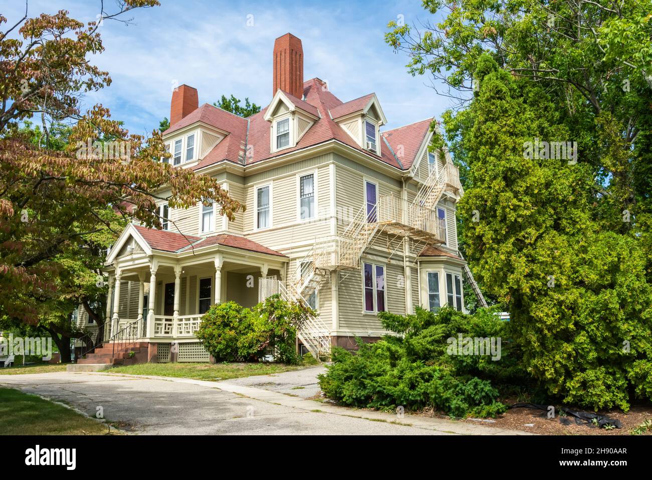 Providence, Rhode Island, Vereinigte Staaten von Amerika – 5. September 2016. Historisches Gebäude an der Kreuzung von Hope St und Cushion St in Providence, Stockfoto