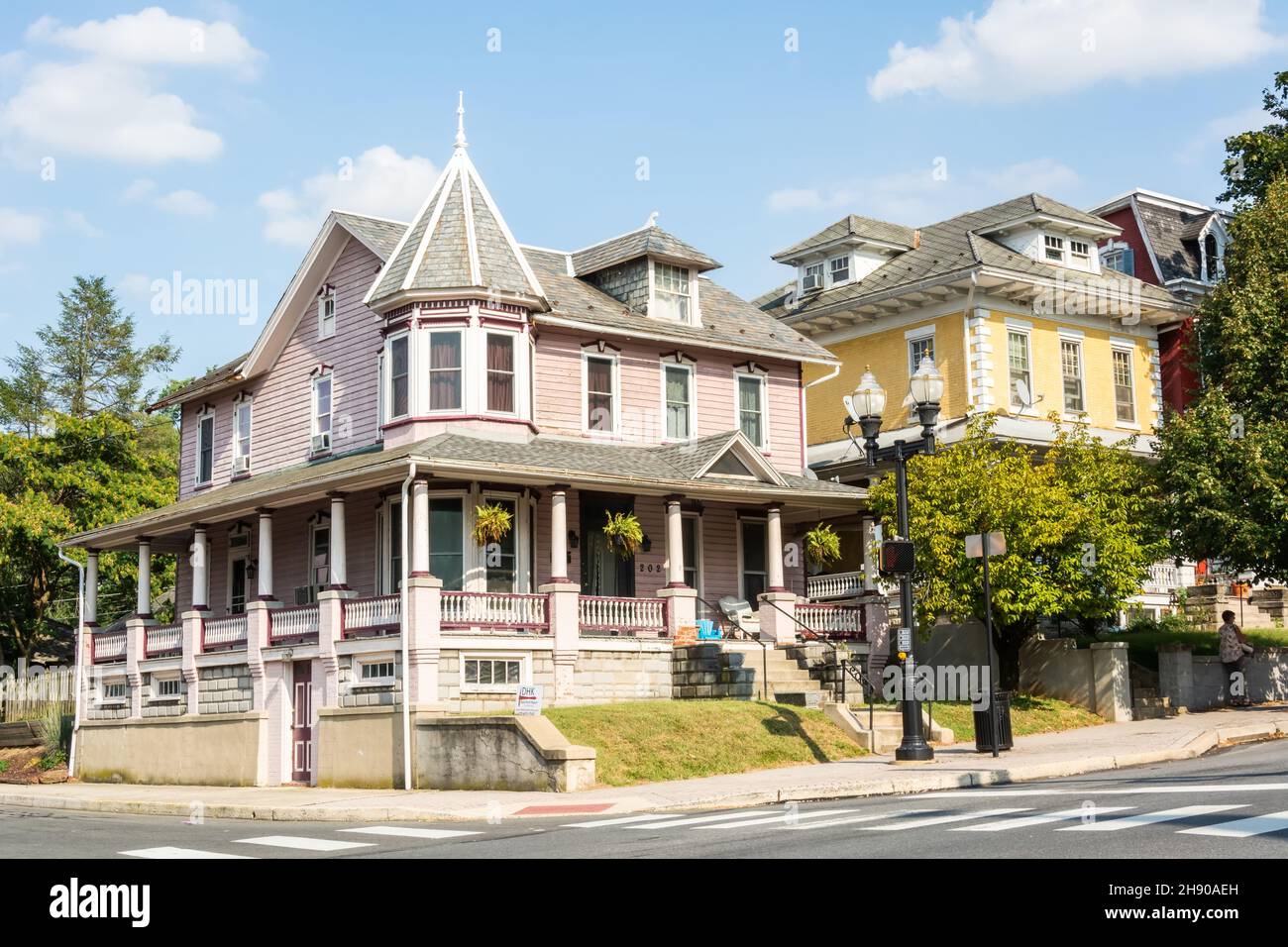 Ephrata, Pennsylvania, Vereinigte Staaten von Amerika – 9. September 2016. Historisches Gebäude an der Kreuzung von Lincoln Ave und E Main St in Ephrata, PA Stockfoto