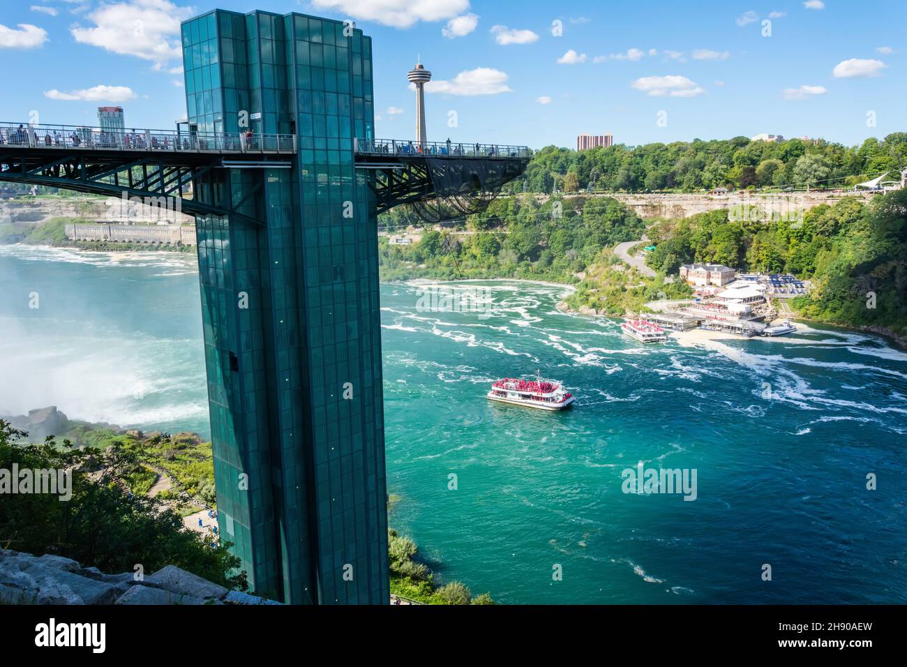 Niagara Falls, New York, Vereinigte Staaten von Amerika – 12. September 2016. Blick auf den Prospect Point Observation Tower an den Niagarafällen Stockfoto