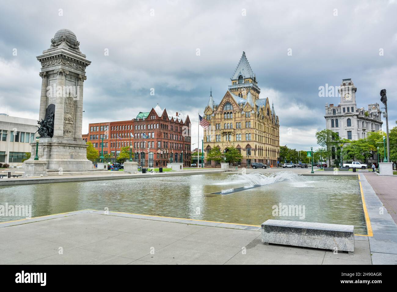 Syracuse, New York, USA – 14. September 2016. Blick auf den Clinton Square in Syracuse, NY, mit Soldaten und Matrosen Monument, Gebäude der Dritten Nationalbank Stockfoto