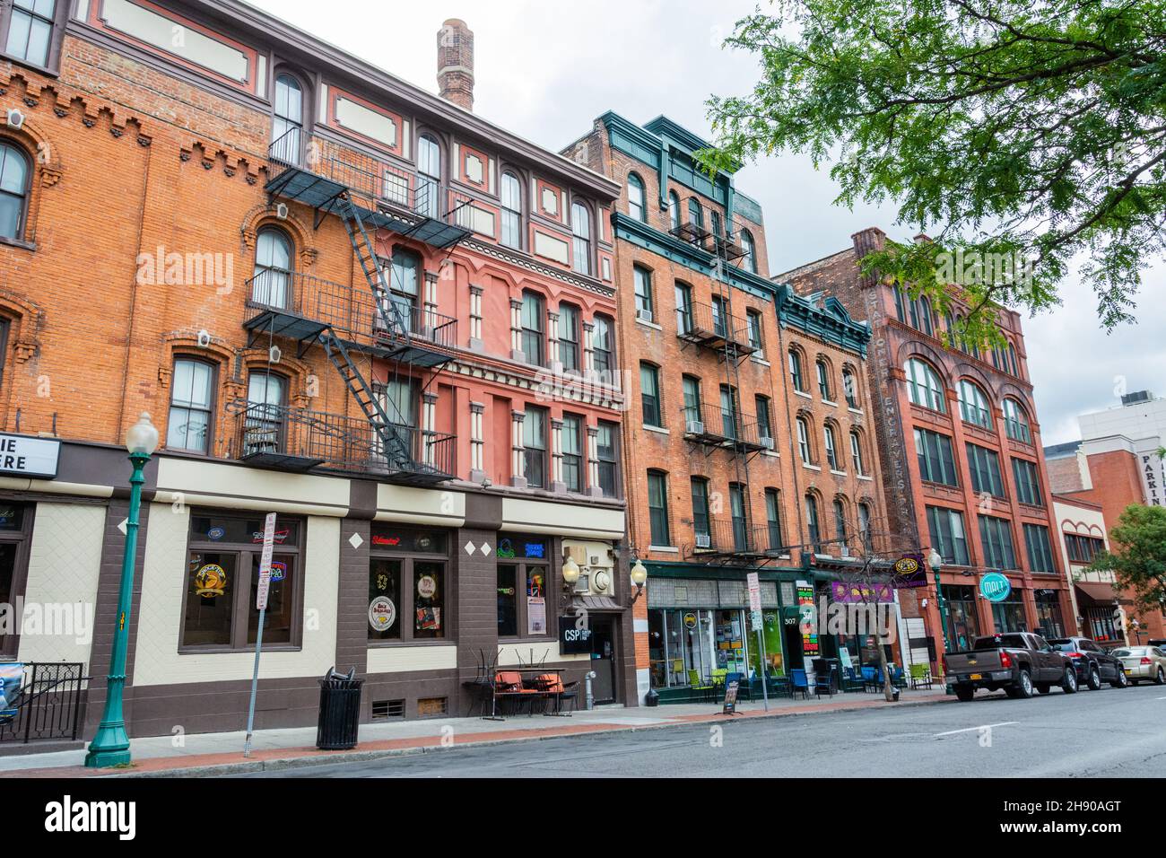 Syracuse, New York, USA – 14. September 2016. Blick auf die S Clinton St in Syracuse, NY, in Richtung Butler Building. Stockfoto