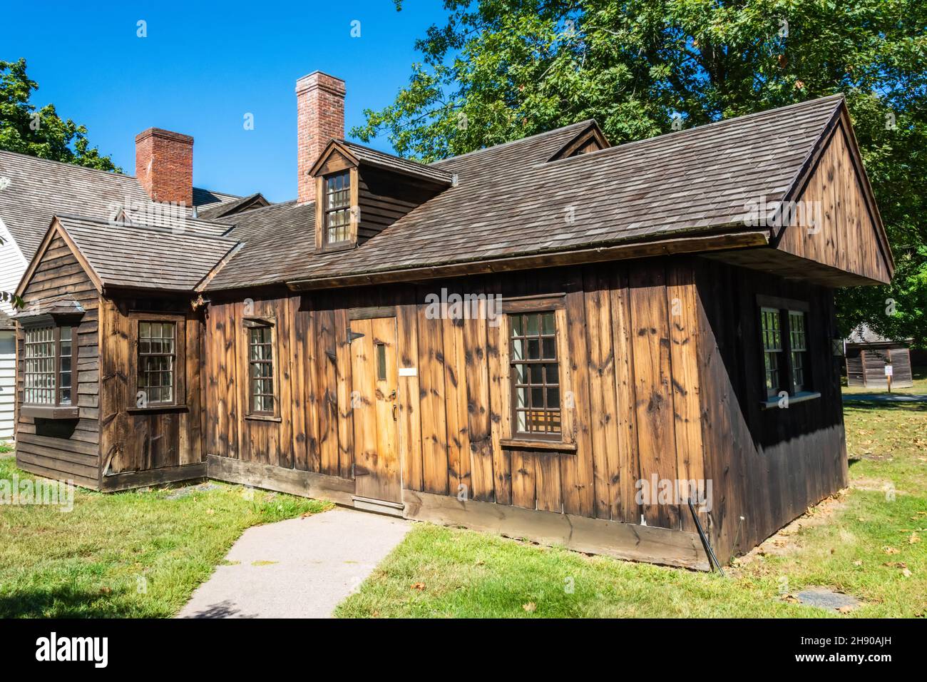 Deerfield, Massachusetts, Vereinigte Staaten von Amerika – 16. September 2016. Historisches Holzhaus in Deerfield, MA. Stockfoto