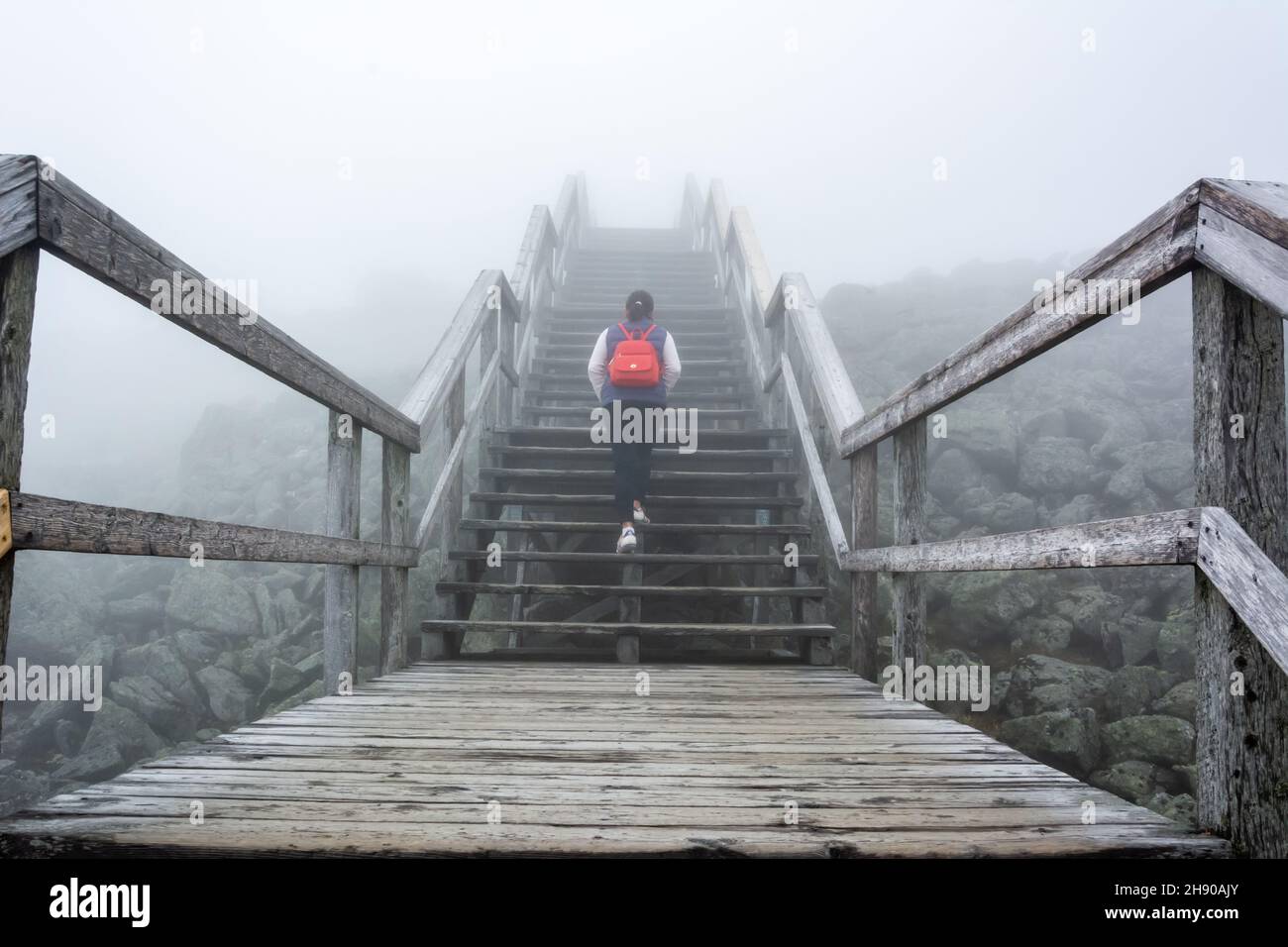 Mount Washington, New Hampshire, Vereinigte Staaten von Amerika – 18. September 2016. Eine Dame, die die Holztreppe zum Gipfel des Mount Washington klettert Stockfoto