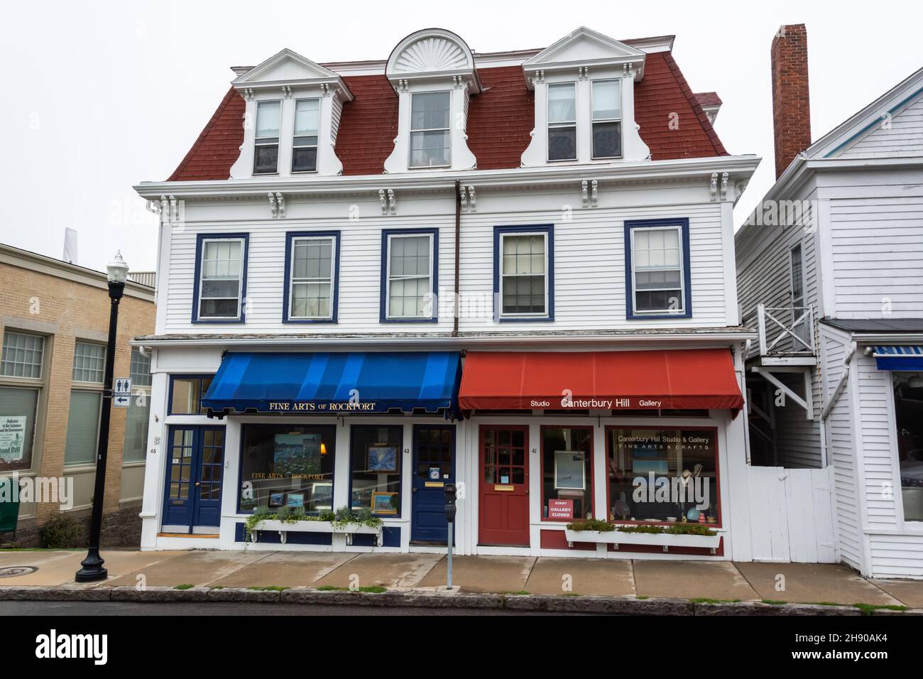 Rockport, Massachusetts, Vereinigte Staaten von Amerika – 19. September 2016. Historisches Gebäude, das von Canterbury Hill Studio und Gallery am Main S besetzt ist Stockfoto