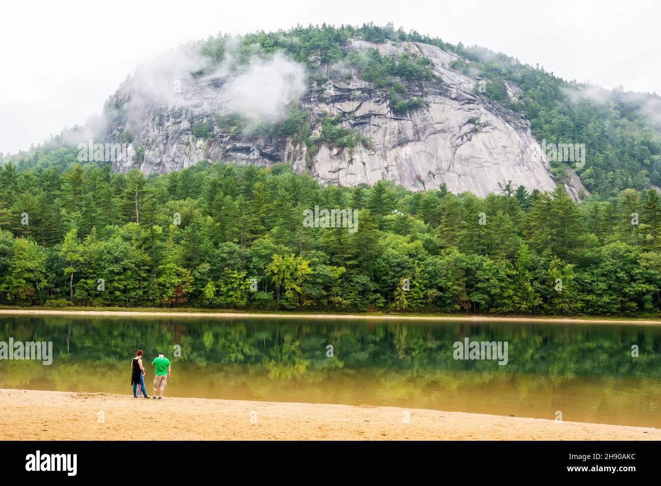 North Conway, New Hampshire, Vereinigte Staaten von Amerika – 19. September 2016. Echo Lake in New Hampshire, mit White Horse Ledge im Hintergrund. Anzeigen Stockfoto