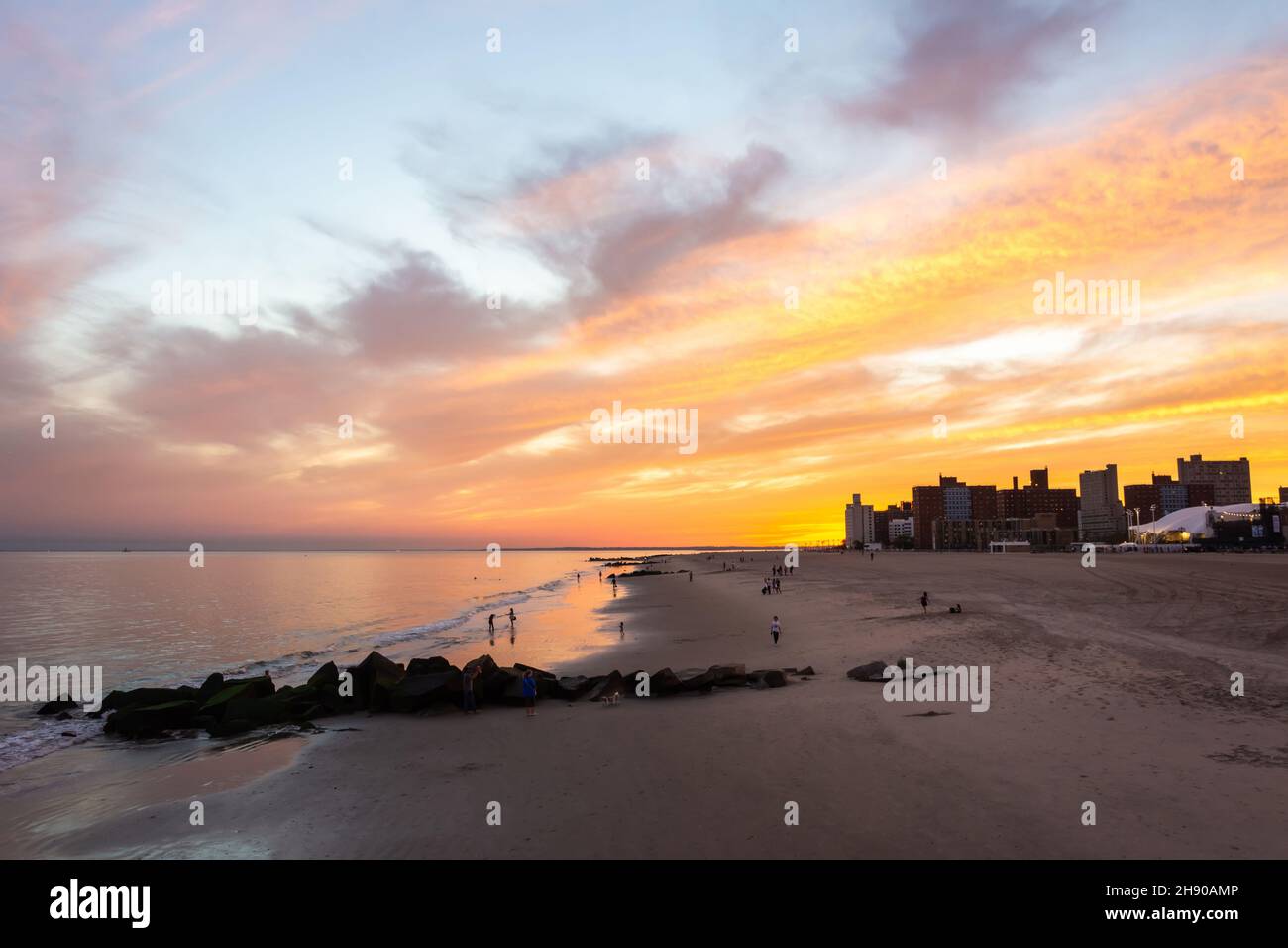 New York City, New York, Vereinigte Staaten von Amerika – 21. September 2016. Blick auf den Strand von Coney Island bei Sonnenuntergang. Stockfoto