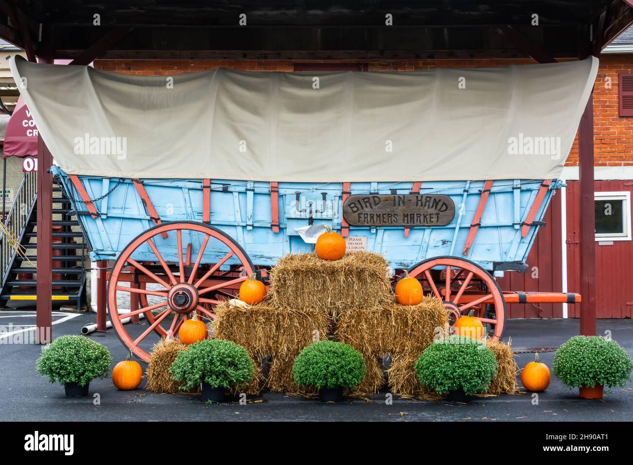Bird-in-Hand, Pennsylvania, Vereinigte Staaten von Amerika – 30. September 2016. Riesiger Wagen vor dem Bird-in-Hand Farmers Market. Stockfoto
