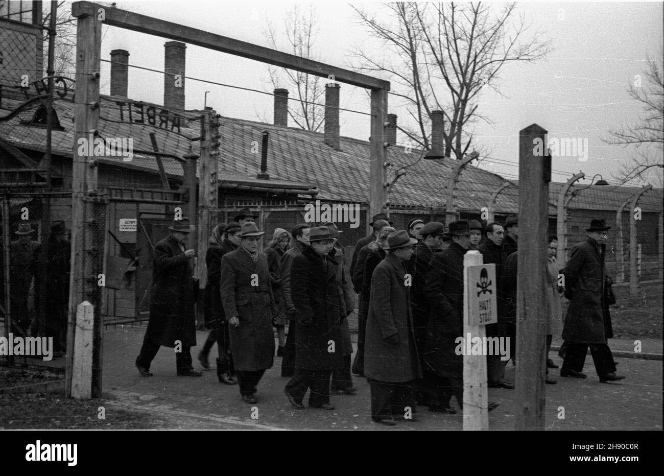 Oœwiêcim, 1947. Wizyta przedstawicieli Œwiatowej Federacji M³odzie¿y Demokratycznej w Polsce. NZ. Delegaci na terenie by³ego hitlerowskiego obozu zag³ady Auschwitz Birkenau (Oœwiêcim Brzezinka). Mgs PAP Dok³adny miesi¹c i dzieñ wydarzenia nieustalone. Oswiecim, 1947. Besuch von Vertretern der Weltföderation der Demokratischen Jugend in Polen. Im Bild: Delegierte im ehemaligen Nazi-Vernichtungslager Auschwitz Birkenau. Mgs PAP Stockfoto