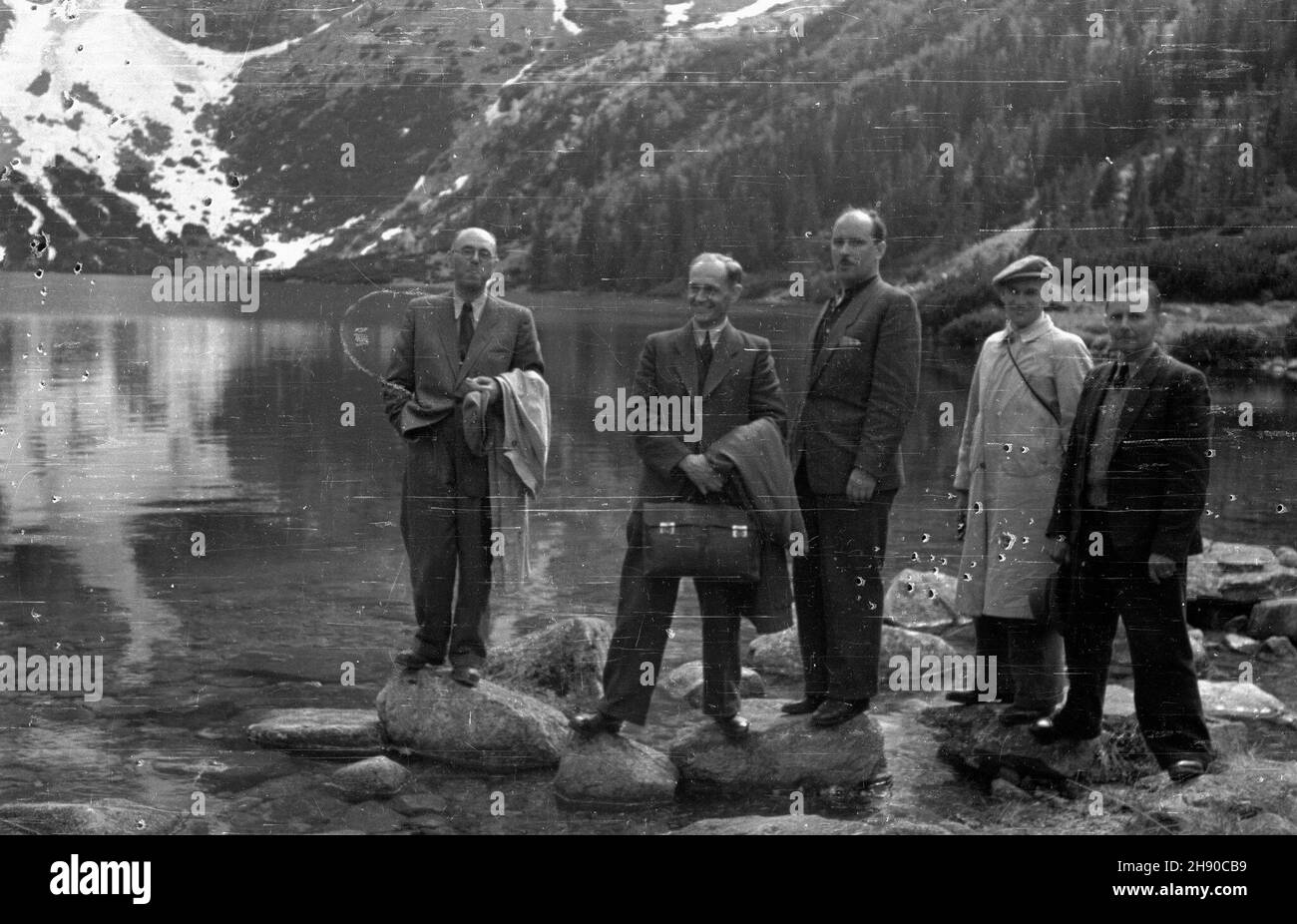 Polska, Tatry Wysokie, 1947. Turyœci w Dolinie Piêciu Stawów Polskich w Tatrach Wysokich. ms PAP/PAP Polen, Tatry Wysokie (die Hohen Tatra-Berge), 1947. Touristen im Tal der fünf Seen (Dolina Pieciu Stawow) in der Hohen Tatra Polens. ms PAP/PAP Stockfoto