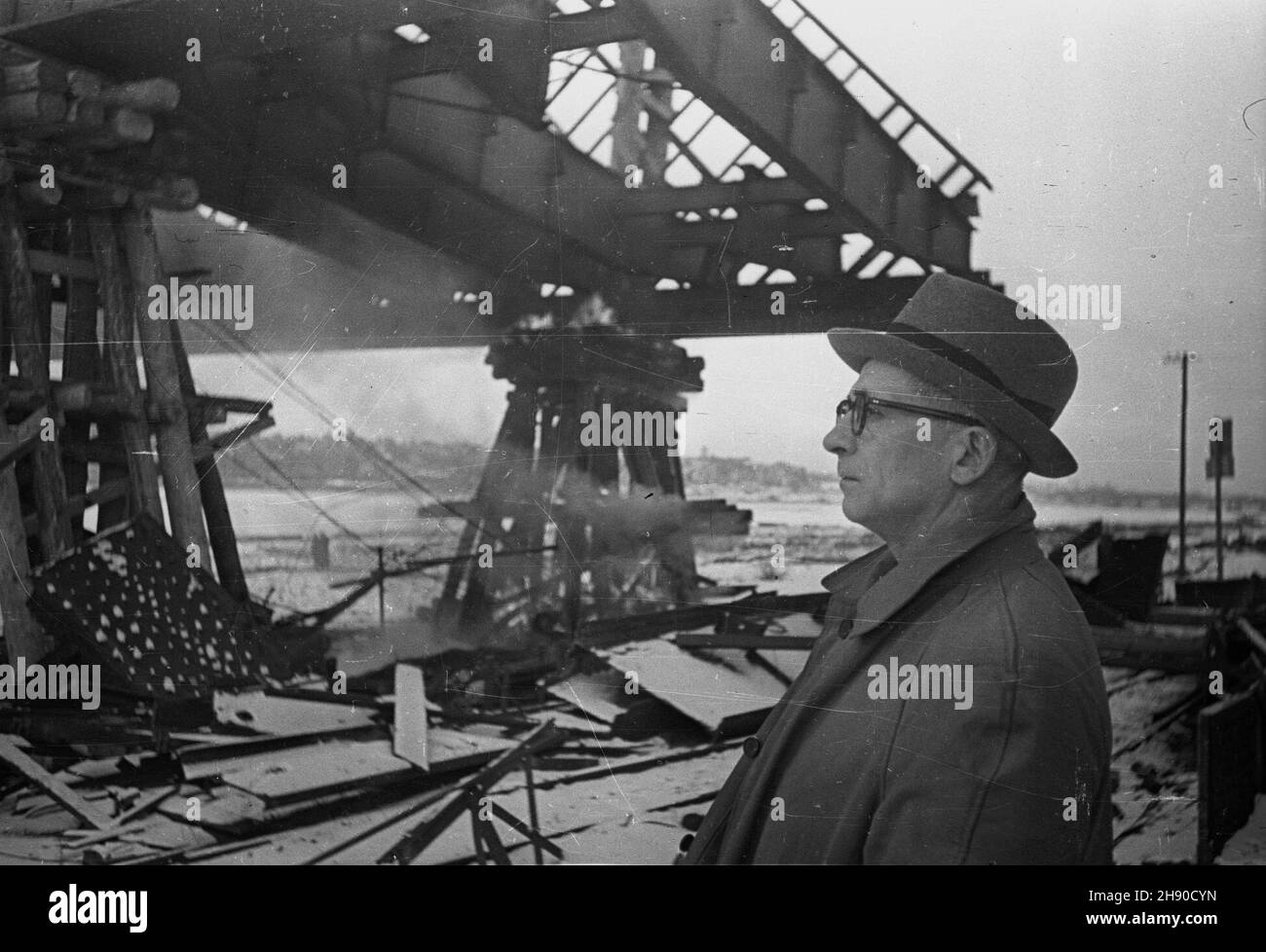 Warszawa, 1947-01. Wyburzenie pozosta³oœci mostu Kierbedzia na prawym brzegu Wis³y. NZ. prace obserwuje prof. Stanis³aw Hempel z Politechniki Warszawskiej, projectant odbudowy mostu Poniatowskiego. bb/gr PAP/Stanis³aw Urbanowicz Warschau, Januar 1947. Abriss der Überreste der Kierbedzia-Brücke am rechten Weichselufer. Im Bild: professor Stanislaw Hempel von der Warschauer Technischen Universität, Designer des Wiederaufbaus der Poniatowskiego-Brücke, der die Arbeit beaufsichtigt. bb/gr PAP/Stanislaw Urbanowicz Stockfoto