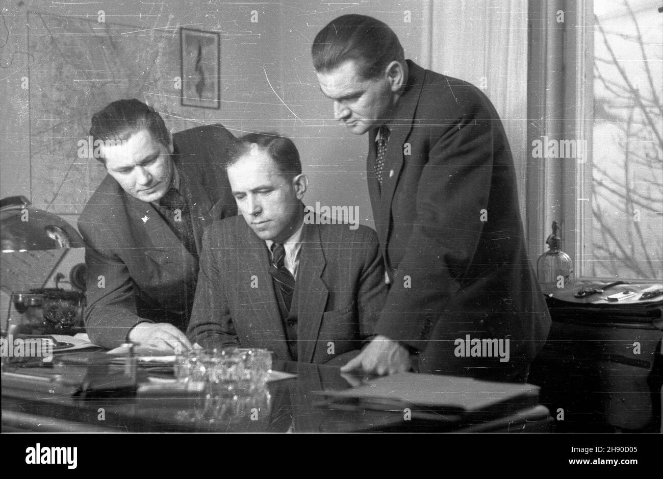 Warszawa, 1947. Dzia³acz Organizacji M³odzie¿owej Towarzystwa Uniwersytetu Robotniczego (OM TUR) Lucjan Motyka (1L), przewodnicz¹cy Komisji Centralnej Zwi¹zków Zawodowych Kazimierz Witaszewski (2L) i Minister pracy i opieki spo³ecznej w rz¹dzie Józefa Cyrankiewicza Kazimierz Rusinek (3L) w gabinecie Stanis³aw D¹browiecki Dok³adny miesi¹c dzieñ wb ndaryalone. Polen, 1947. Der Aktivist der Jugendorganisation der Arbeiteruniversitären Gesellschaft (OM TUR), Lucjan Motyka (1st links), der Leiter der Zentralkommission der Gewerkschaften, Kazimierz Witaszewski (2nd links) und Kazimierz Ru Stockfoto