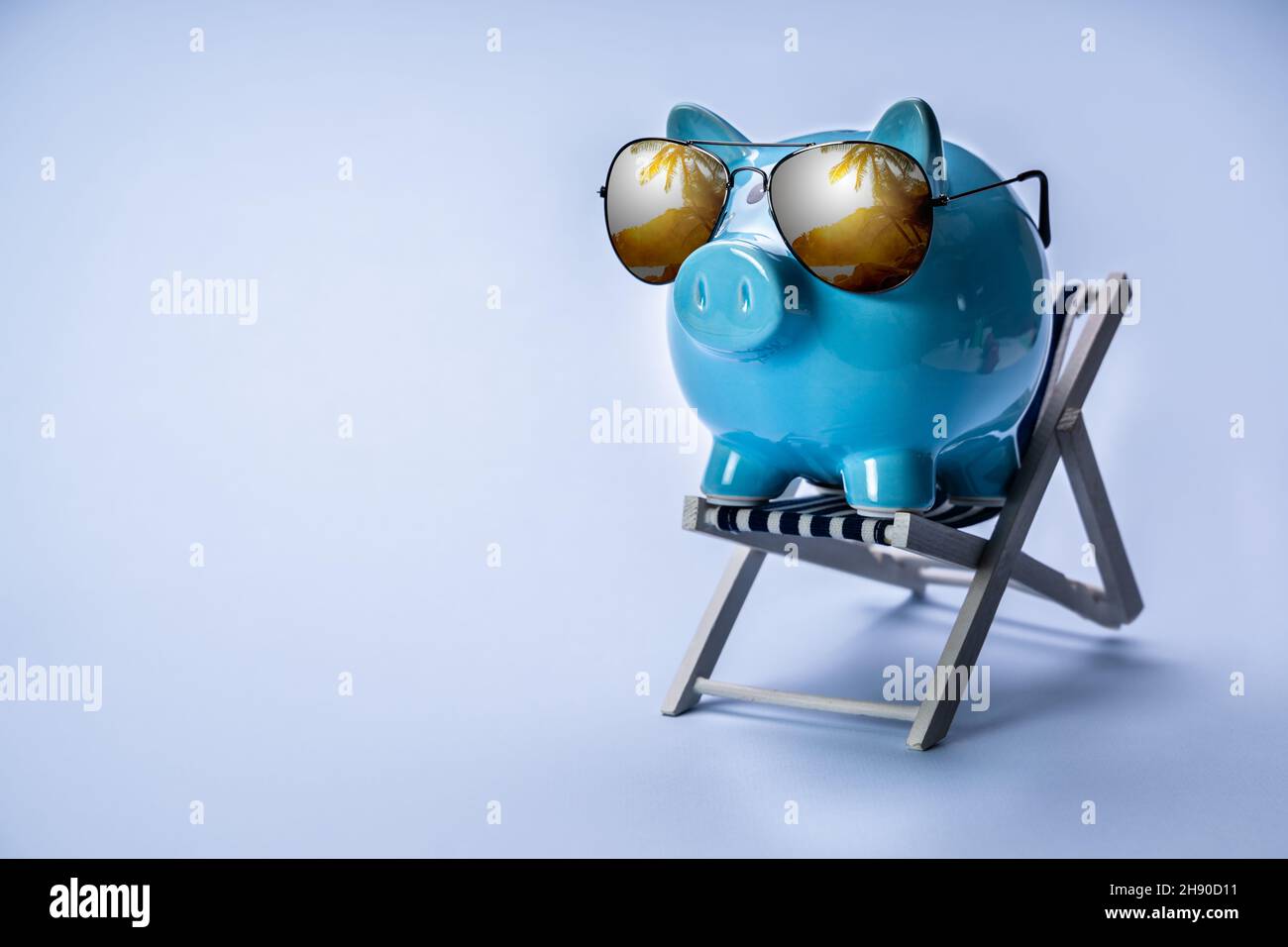 Reiseversicherung Und Sparschwein In Sonnenbrillen Stockfoto