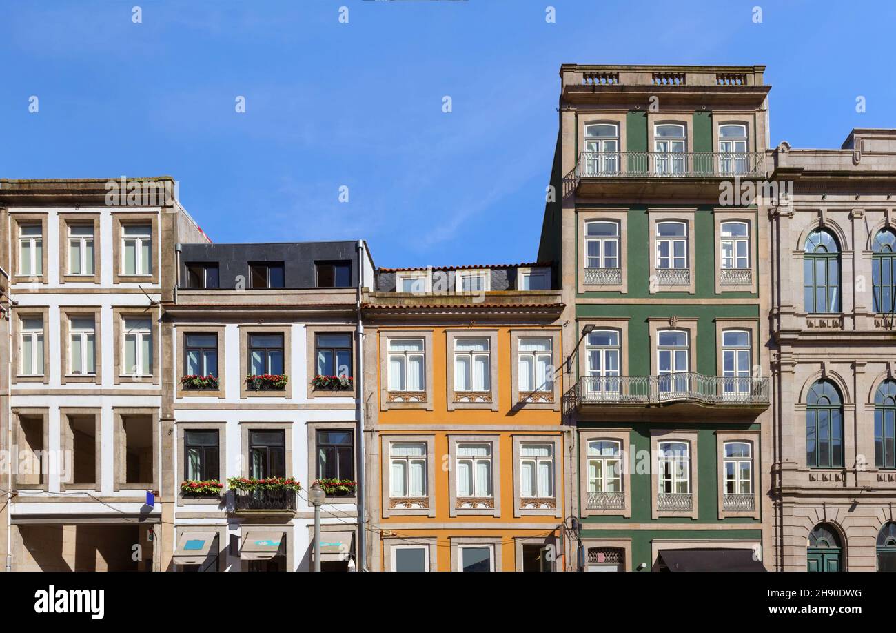 Schöne Fassaden von Häusern in Porto. Portugal Stockfoto