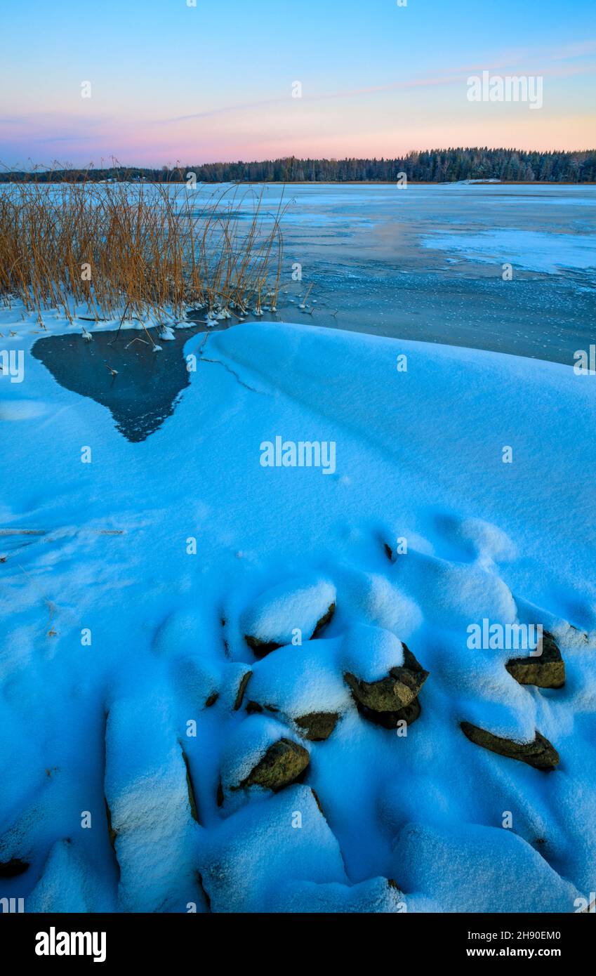 Erster Schnee und Eis in der Abenddämmerung, am Vanemfjorden im See Vansjø, Østfold, Norwegen, Skandinavien. Stockfoto