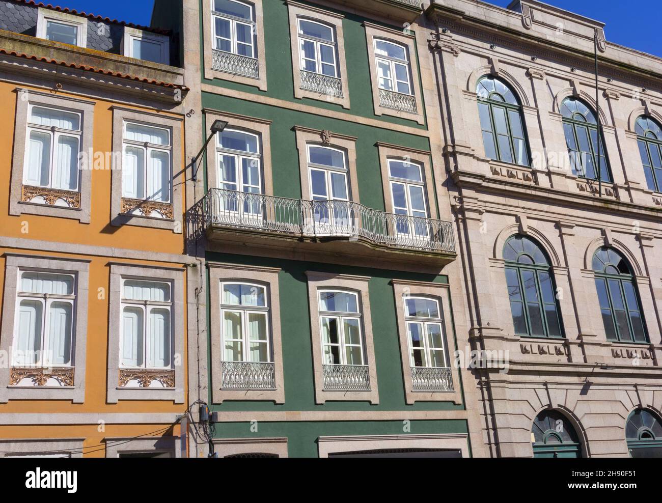 Schöne Fassaden von Häusern in Porto. Portugal Stockfoto