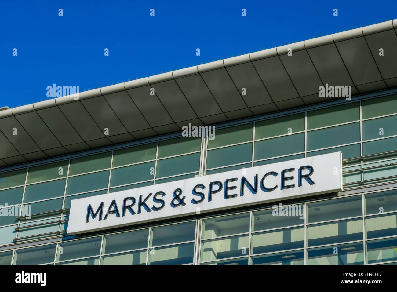 Große Marken und Spencer vor einem Stor im West Quay Einkaufszentrum in southampton uk, große Marken und Spencer Zeichen auf Shop oder Geschäft. Stockfoto