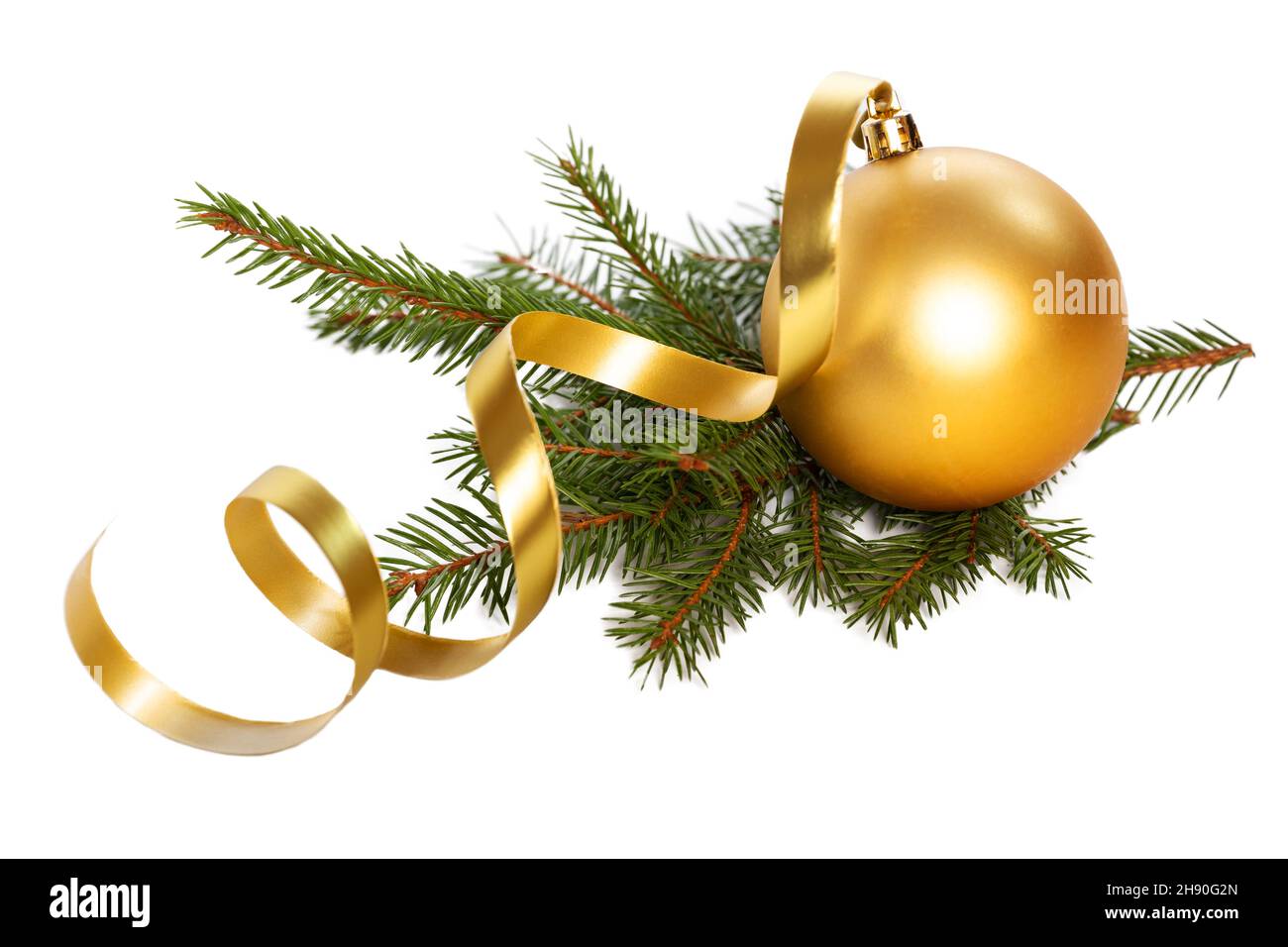 Weihnachtsschmuck. Eine goldene Kugel und ein gewelltes, gewelltes Band auf einem christbaumzweig, isoliert auf weißem Hintergrund Stockfoto