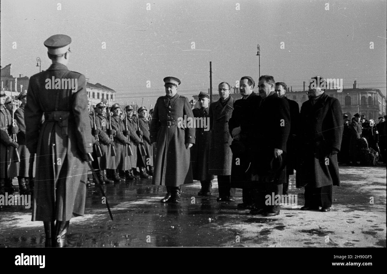 Warszawa, 1947-01-17. Uroczystoœci rocznicowe wyzwolenia stolicy na placu Zwyciêstwa. NZ. Delegacja w³adz warszawskich, w œrodku (z w¹sami) prezydent miasta Stanis³aw To³wiñski. bb/gr PAP/Jerzy Baranowski Warschau, 17. Januar 1947. Feierlichkeiten zum Warschauer Befreiungsjubiläum auf dem Zwyciestwa-Platz. Im Bild: Eine Delegation der Stadtverwaltung mit dem Warschauer Präsidenten Stanislaw Tolwinski (mit Schnurrbart) in der Mitte. bb/gr PAP/Jerzy Baranowski Stockfoto